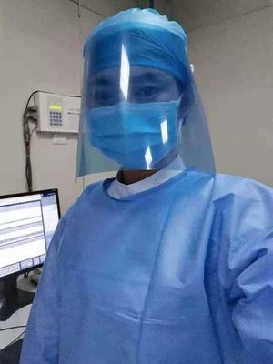 防護裝備告急，四川省人民醫(yī)院醫(yī)護人員自制防護用具應對危機